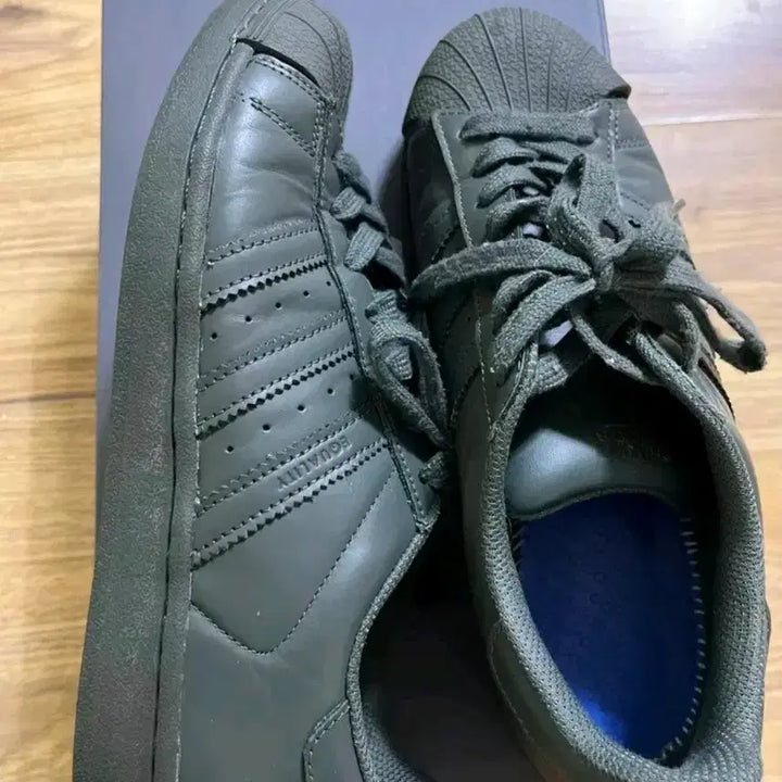 [BUNJANG] Adidas Pharrell Khaki Sneakers / 아디다스 퍼렐 카키 260