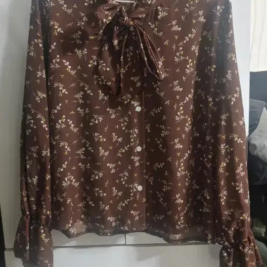 [BUNJANG] Ably Brown Floral Ribbon Blouse / [새상품] 에이블리 브라운 꽃무늬 리본 블라우스 F