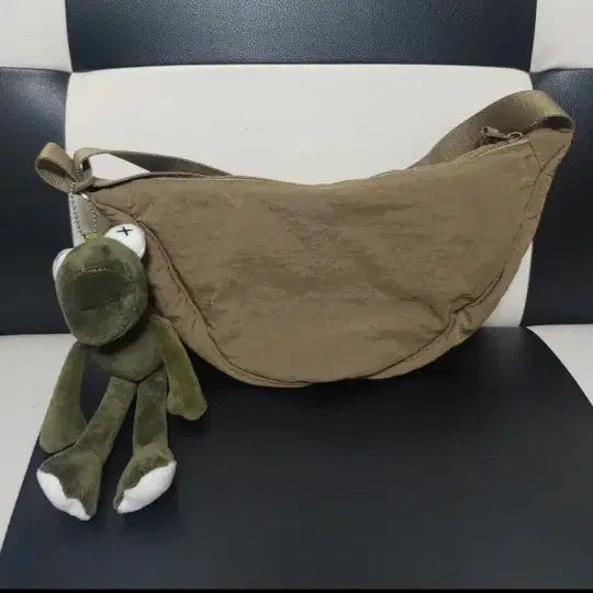 [BUNJANG] Frog Keyring Khaki Crossbody Bag / [새상품] 개구리키링 크로스백 카키색
