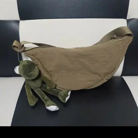 [BUNJANG] Frog Keyring Khaki Crossbody Bag / [새상품] 개구리키링 크로스백 카키색