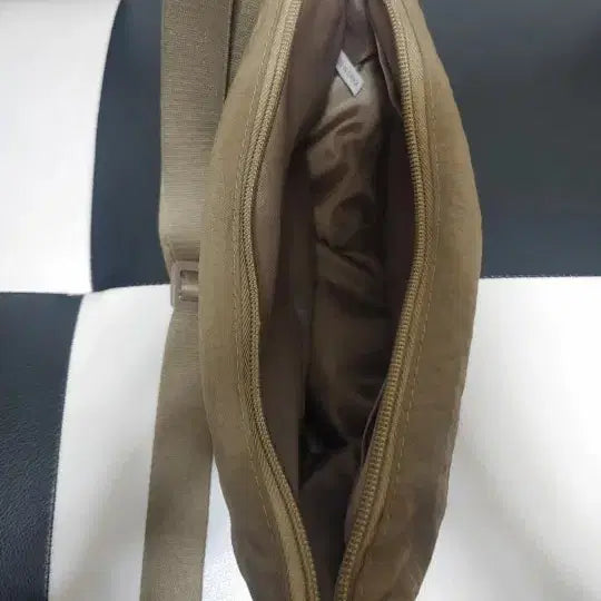 [BUNJANG] Frog Keyring Khaki Crossbody Bag / [새상품] 개구리키링 크로스백 카키색