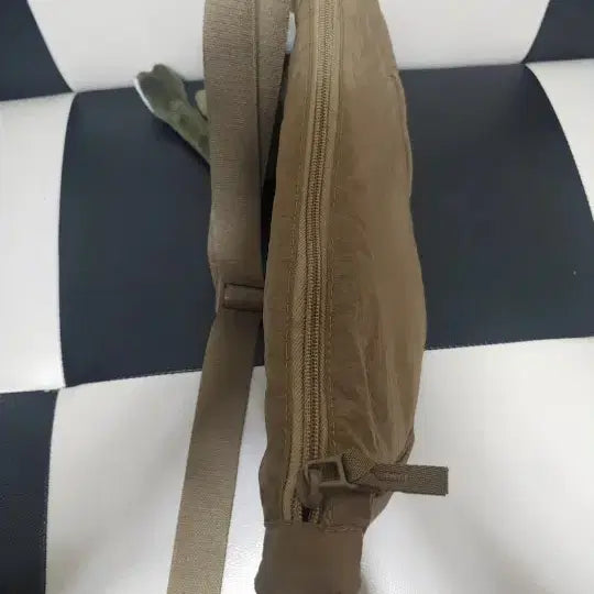 [BUNJANG] Frog Keyring Khaki Crossbody Bag / [새상품] 개구리키링 크로스백 카키색