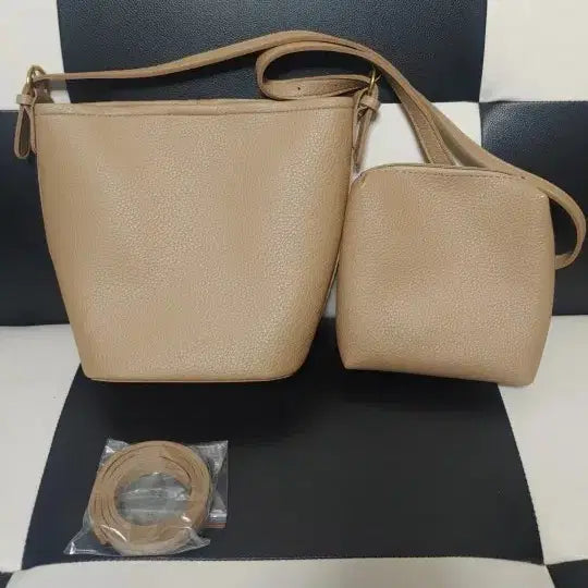 [BUNJANG] Beige Bucket Bag and Pouch Set / [새상품] 베이지색 버킷백 + 파우치 세트