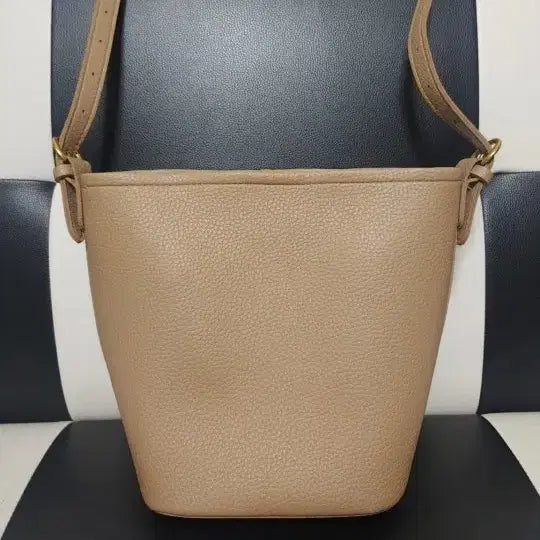 [BUNJANG] Beige Bucket Bag and Pouch Set / [새상품] 베이지색 버킷백 + 파우치 세트