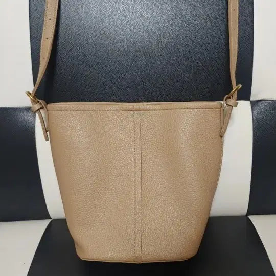 [BUNJANG] Beige Bucket Bag and Pouch Set / [새상품] 베이지색 버킷백 + 파우치 세트
