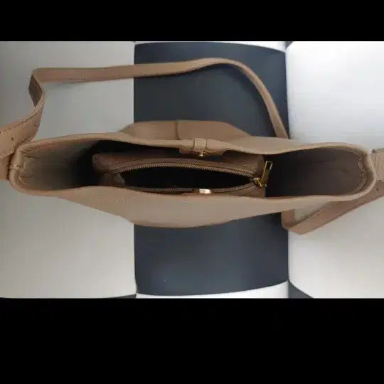 [BUNJANG] Beige Bucket Bag and Pouch Set / [새상품] 베이지색 버킷백 + 파우치 세트