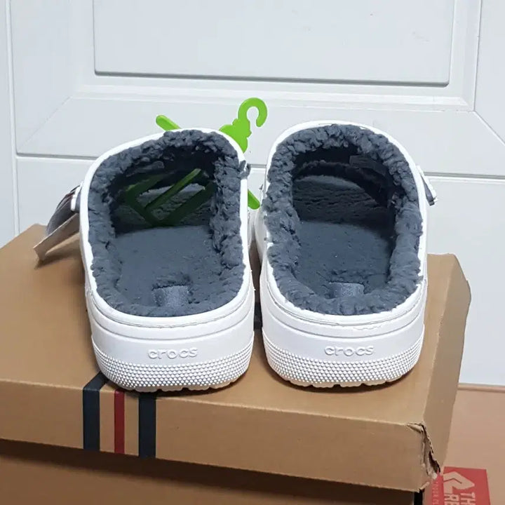 [BUNJANG] Crocs Fur Lined Slippers (Size 290) / (새제품) 크록스 퍼 슬리퍼 (290)
