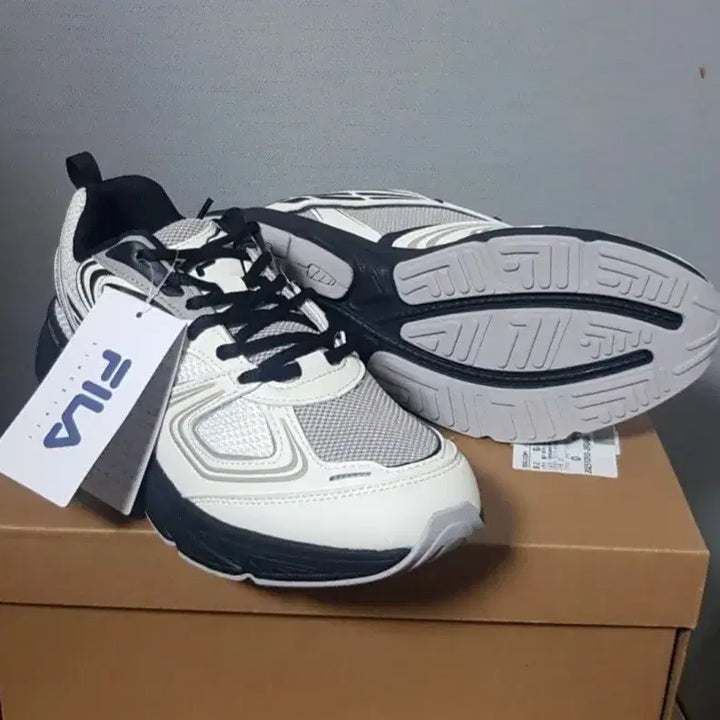 [BUNJANG] Fila Sneakers (White/Gray/Black) - New / [새상품] 휠라 운동화 (260,265,270,275,280)
