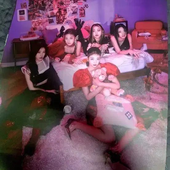 [BUNJANG] ITZY GUESS WHO Poster Set / ITZY GUESS WHO 대형포스터 3종