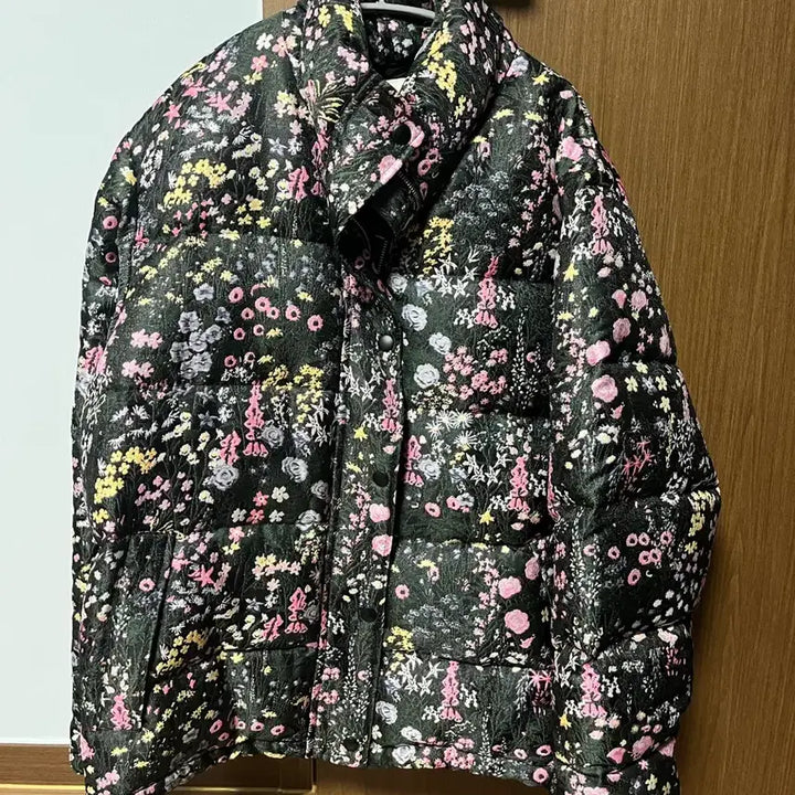 [BUNJANG] Mabling Flower Jacquard Down Padded Jacket Black / 마블링(Mabling) 플라워 자카드 다운 패딩 Black
