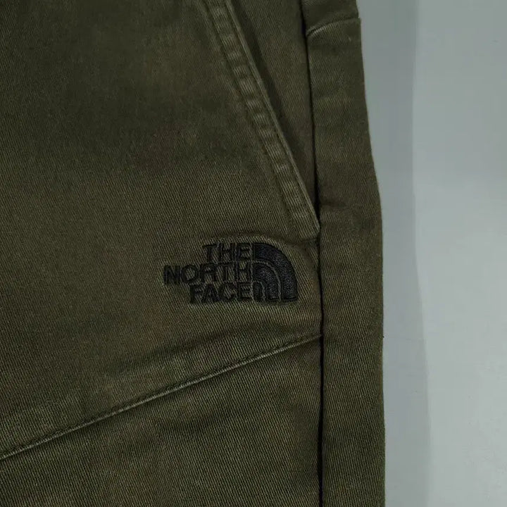 [BUNJANG] The North Face White Label Pigment Khaki Black Logo Double Knee Cargo Pants / 노스페이스 화이트라벨 피그먼트 카키 블랙 로고 밴딩 더블니 카고포켓 분토
