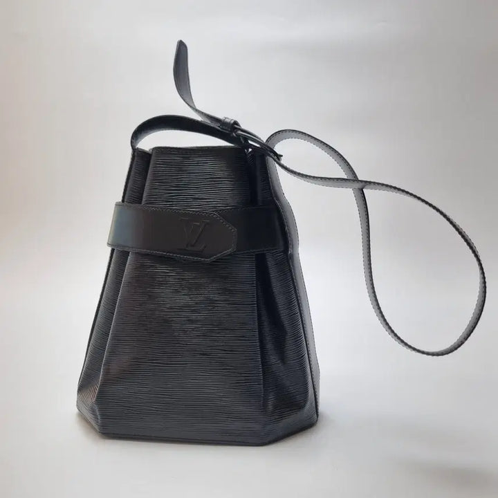 [BUNJANG] Louis Vuitton Epi Sac D'epaule PM Bucket Bag / 루이비통 에삐 삭데폴 PM 버킷백 숄더백 (최상급, 블랙)