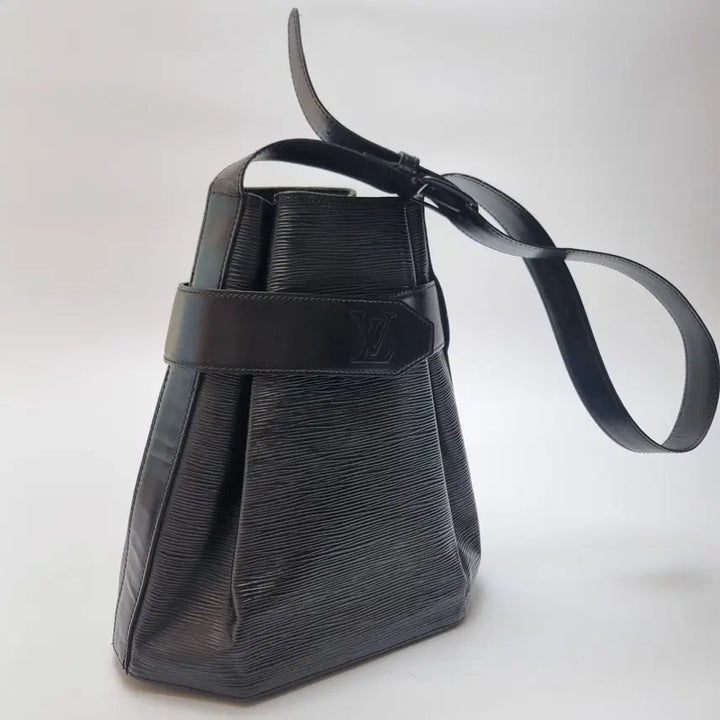 [BUNJANG] Louis Vuitton Epi Sac D'epaule PM Bucket Bag / 루이비통 에삐 삭데폴 PM 버킷백 숄더백 (최상급, 블랙)