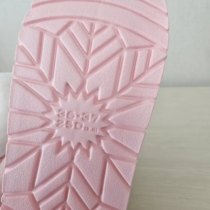 [BUNJANG] Sanrio My Melody Fluffy House Slippers / 산리오 마이멜로디 털 실내화 슬리퍼