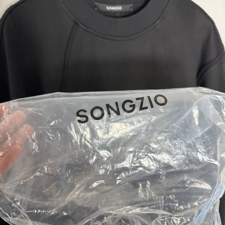 [BUNJANG] Songzio Homme Cutout Sweatshirt / 송지오옴므 맨투맨
