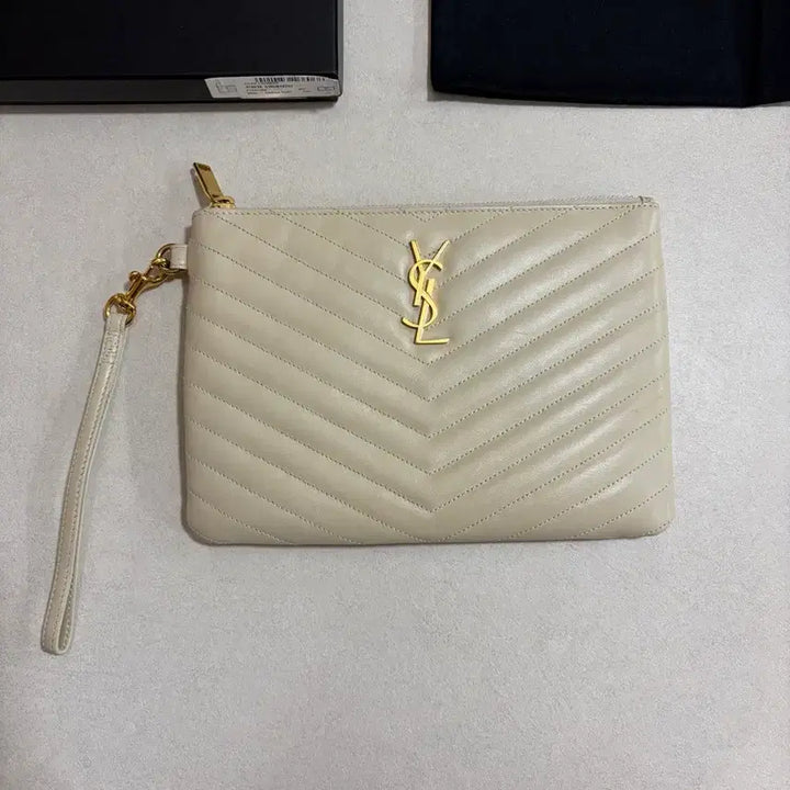 [BUNJANG] Yves Saint Laurent Monogram Clutch / 입생로랑 모노그램 클러치