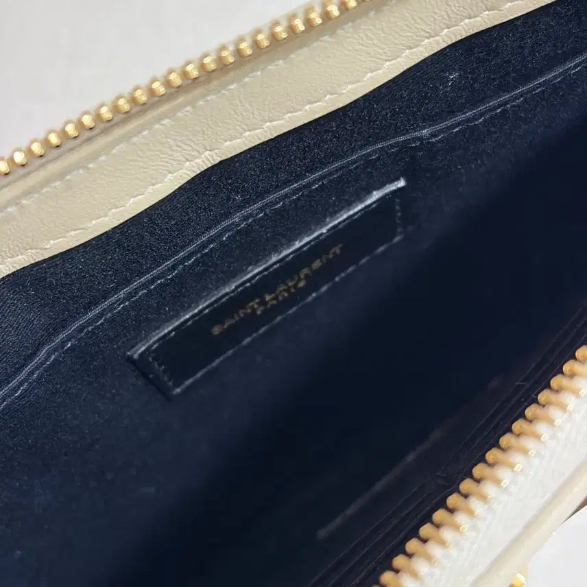 [BUNJANG] Yves Saint Laurent Monogram Clutch / 입생로랑 모노그램 클러치