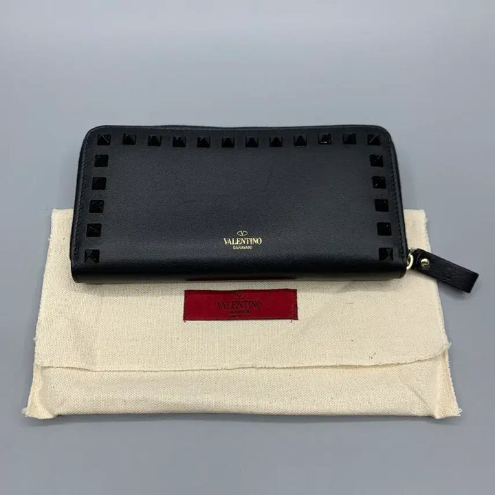 [BUNJANG] Valentino Garavani Rockstud Zip Long Wallet Black / 267000133 발렌티노 가바라니 락스터드 지퍼 장지갑 블랙