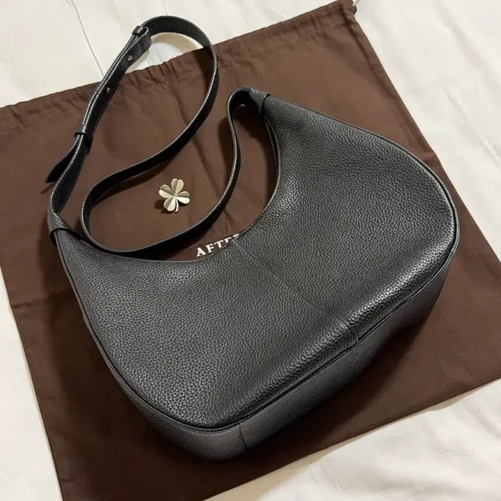 [BUNJANG] After Pray Crescent Mini Leather Bag / 애프터프레이 크레센트 미니 레더백