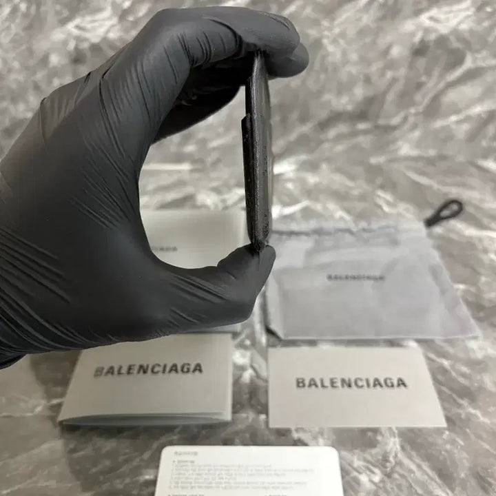 [BUNJANG] Balenciaga Logo Perforated Cash Card Wallet / 발렌시아가 로고 퍼포레이티드 캐쉬 카드지갑