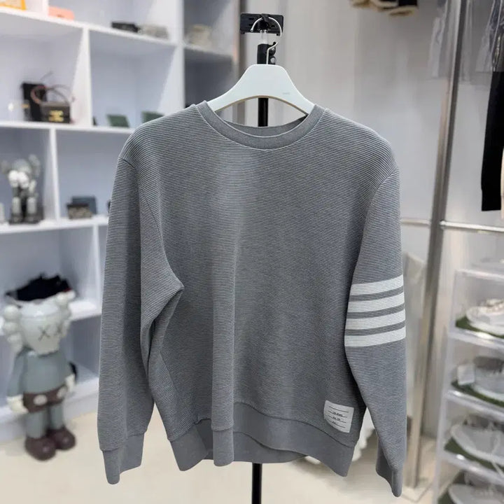 [BUNJANG] Thom Browne Striped Sleeve Knit Sweatshirt / 톰브라운 사선 완장 자수 스트라이프 슬리브 니트 맨투맨