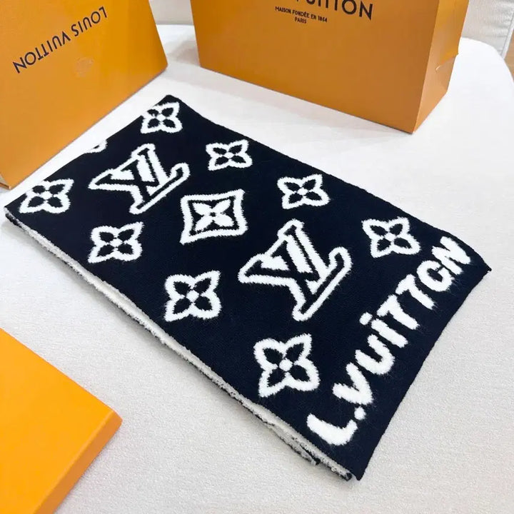 [BUNJANG] Louis Vuitton Monogram Black/White Muffler / 루이비통 LV 모노그램 블랙/화이트 머플러