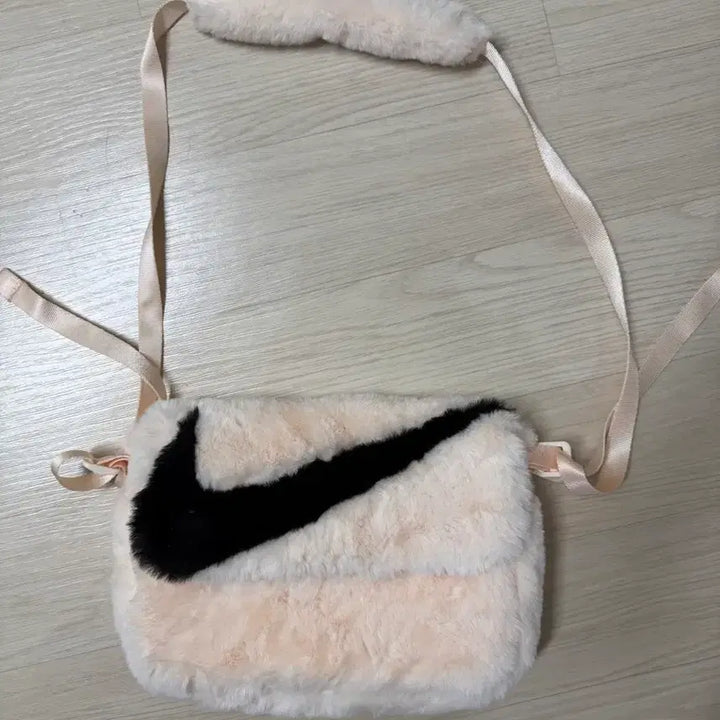 [BUNJANG] Nike Faux Fur Shoulder Bag Ivory / 나이키 퍼 숄더백 아이보리 스우시