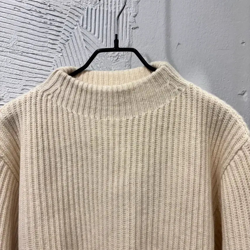 [BUNJANG] Amomento Mock Neck Knit Ivory / 아모멘토 모크넥 니트