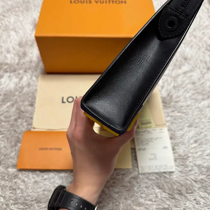 [BUNJANG] Monsta X Louis Vuitton Eclipse Monogram Pochette Voyage Clutch Bag / [ OS ] 루이비통 이클립스 모노그램 러버패치 포쉐트 보야주 클러치백