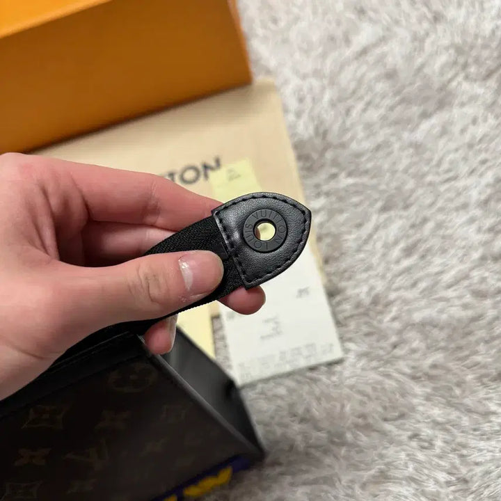 [BUNJANG] Monsta X Louis Vuitton Eclipse Monogram Pochette Voyage Clutch Bag / [ OS ] 루이비통 이클립스 모노그램 러버패치 포쉐트 보야주 클러치백