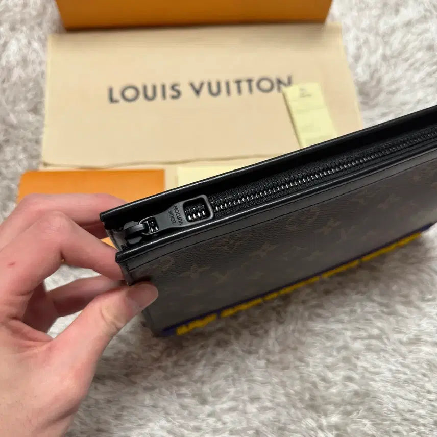 [BUNJANG] Monsta X Louis Vuitton Eclipse Monogram Pochette Voyage Clutch Bag / [ OS ] 루이비통 이클립스 모노그램 러버패치 포쉐트 보야주 클러치백