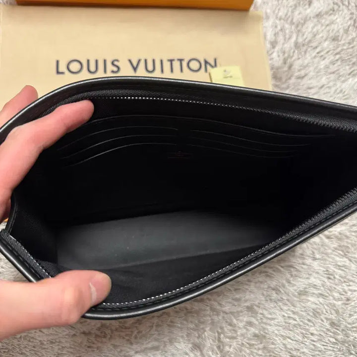 [BUNJANG] Monsta X Louis Vuitton Eclipse Monogram Pochette Voyage Clutch Bag / [ OS ] 루이비통 이클립스 모노그램 러버패치 포쉐트 보야주 클러치백