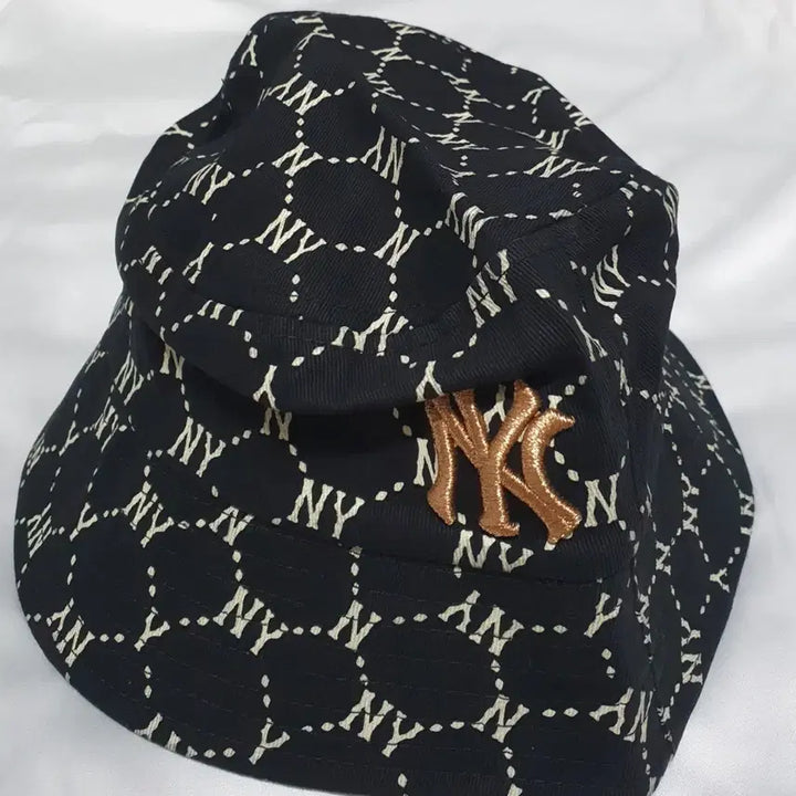 [BUNJANG] MLB Black Champagne Gold Lettering Bucket Hat / MLB 엠엘비 블랙 샴페인골드 레터링 벙거지 모자 버킷햇
