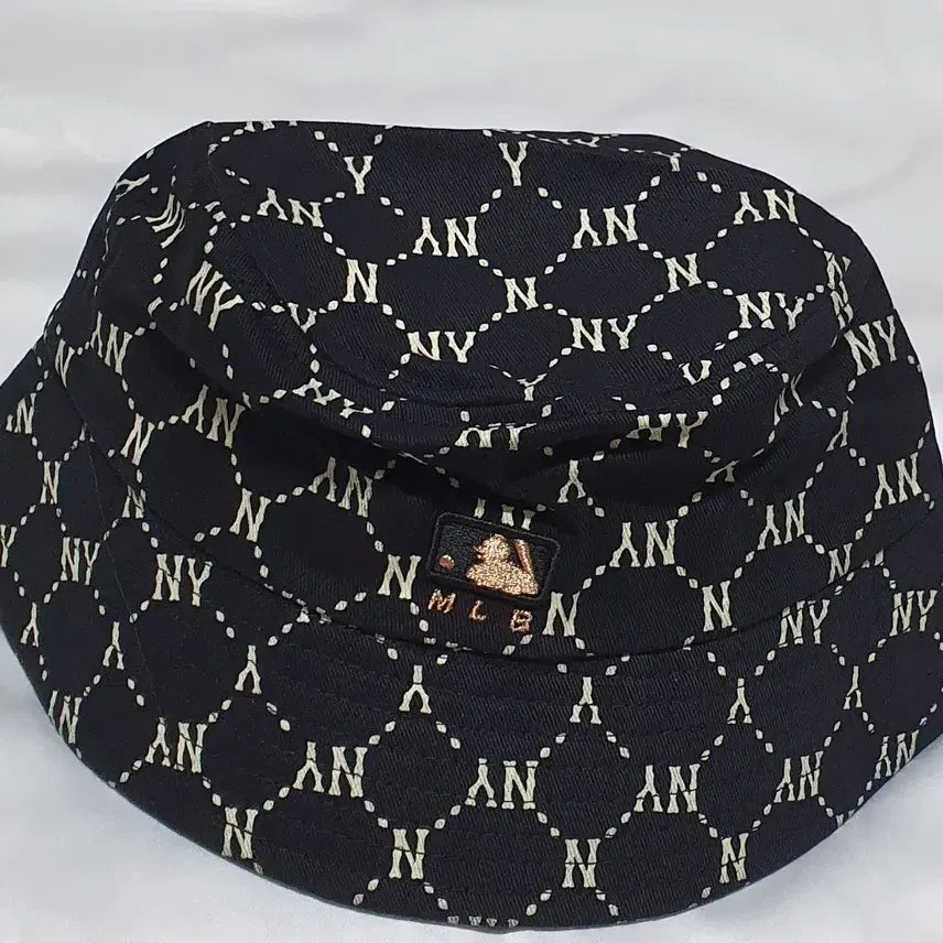 [BUNJANG] MLB Black Champagne Gold Lettering Bucket Hat / MLB 엠엘비 블랙 샴페인골드 레터링 벙거지 모자 버킷햇