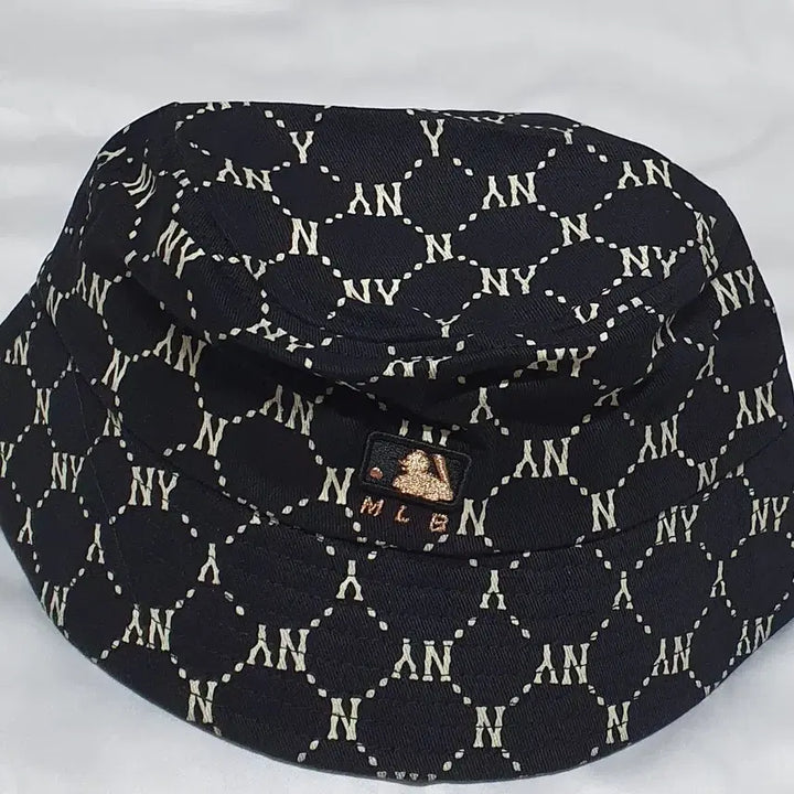 [BUNJANG] MLB Black Champagne Gold Lettering Bucket Hat / MLB 엠엘비 블랙 샴페인골드 레터링 벙거지 모자 버킷햇