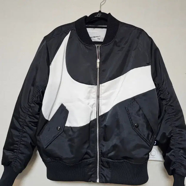 [BUNJANG] Nike Big Swoosh Bomber Jacket / 나이키 빅스우시 블랙/화이트 봄버 자켓