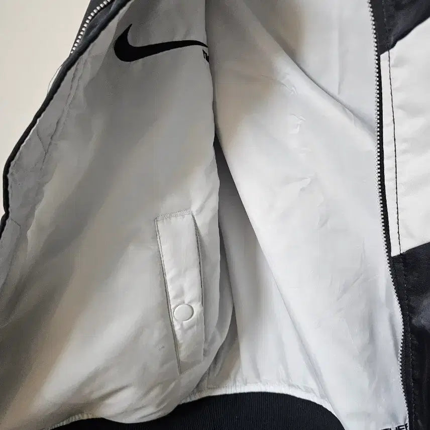 [BUNJANG] Nike Big Swoosh Bomber Jacket / 나이키 빅스우시 블랙/화이트 봄버 자켓