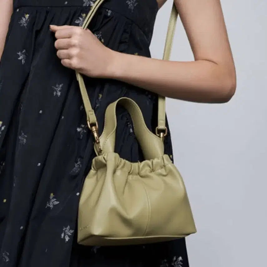 [BUNJANG] Charles & Keith Pleated Hobo Bag / [택포] 찰스앤키스 플리츠 호보백 CK2-10151077