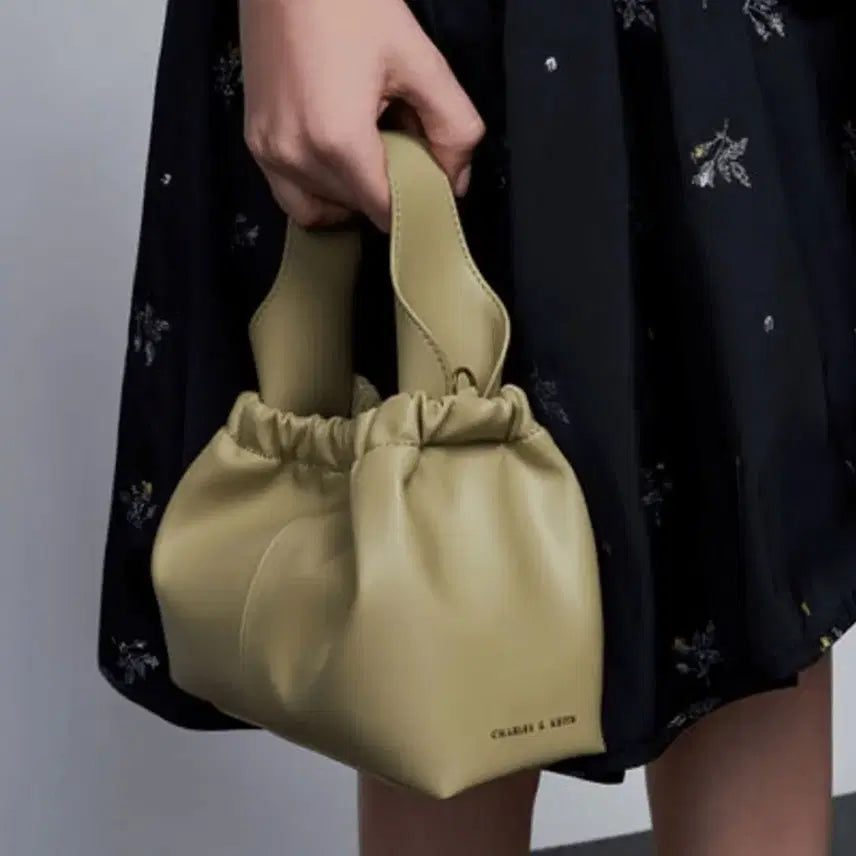 [BUNJANG] Charles & Keith Pleated Hobo Bag / [택포] 찰스앤키스 플리츠 호보백 CK2-10151077