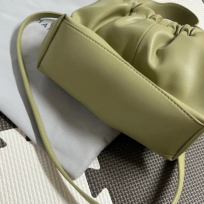 [BUNJANG] Charles & Keith Pleated Hobo Bag / [택포] 찰스앤키스 플리츠 호보백 CK2-10151077