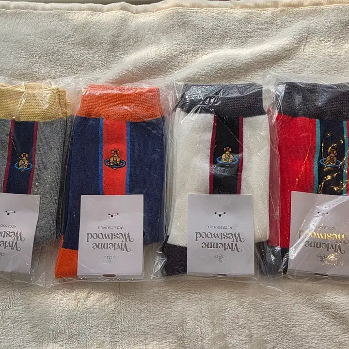[SOLD OUT] 비비안웨스트우드양말 컬러풀
