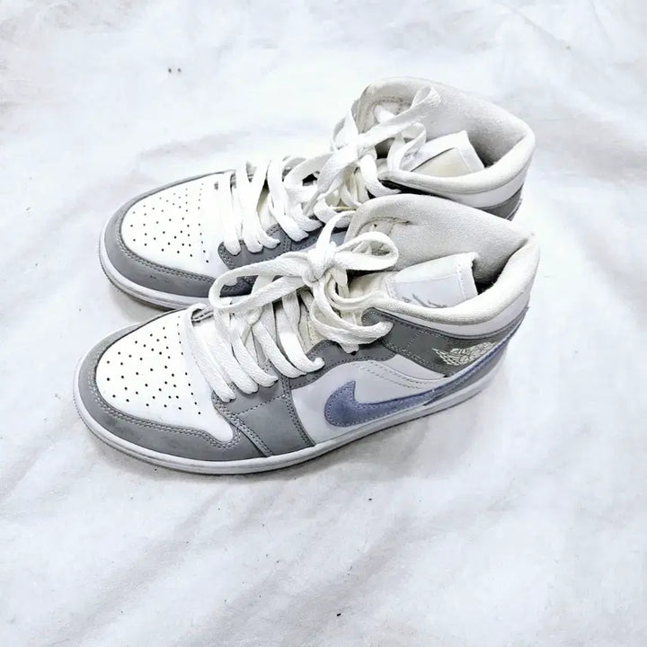 [BUNJANG] Nike Air Jordan 1 Mid Wolf Grey Sneakers (Size 235) / 나이키 조던1 미드 울프 그레이 235