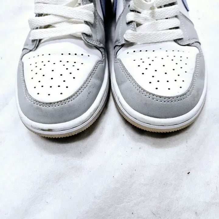 [BUNJANG] Nike Air Jordan 1 Mid Wolf Grey Sneakers (Size 235) / 나이키 조던1 미드 울프 그레이 235