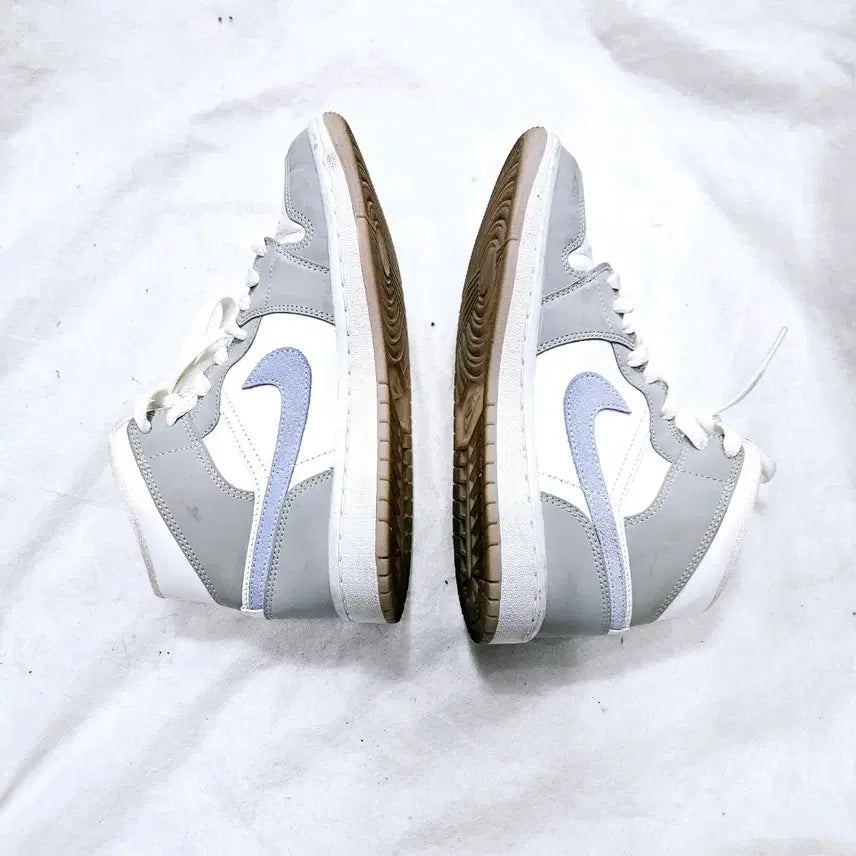 [BUNJANG] Nike Air Jordan 1 Mid Wolf Grey Sneakers (Size 235) / 나이키 조던1 미드 울프 그레이 235