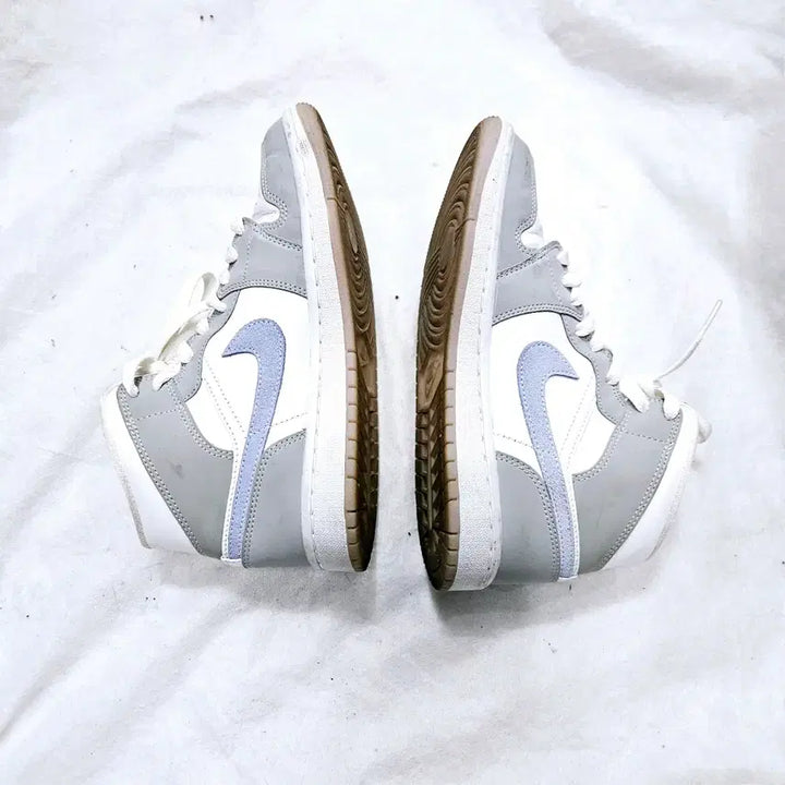 [BUNJANG] Nike Air Jordan 1 Mid Wolf Grey Sneakers (Size 235) / 나이키 조던1 미드 울프 그레이 235
