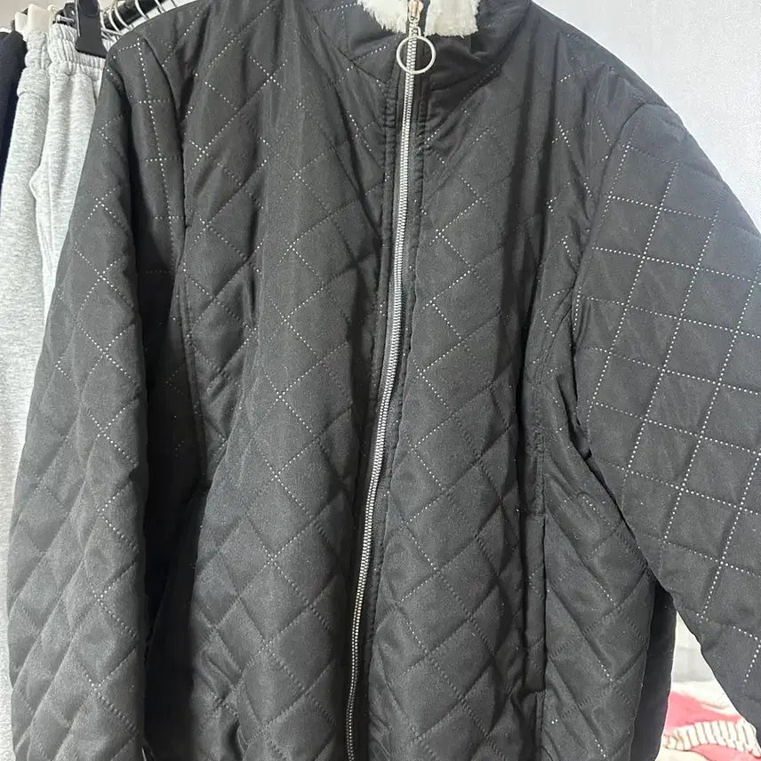 [BUNJANG] Black Quilted Jacket with Fur Lining / 털 안감 누빔 검정 자켓 점퍼