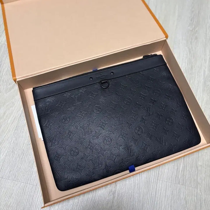 [BUNJANG] Louis Vuitton Shadow Clutch / 루이비통 쉐도우 클러치