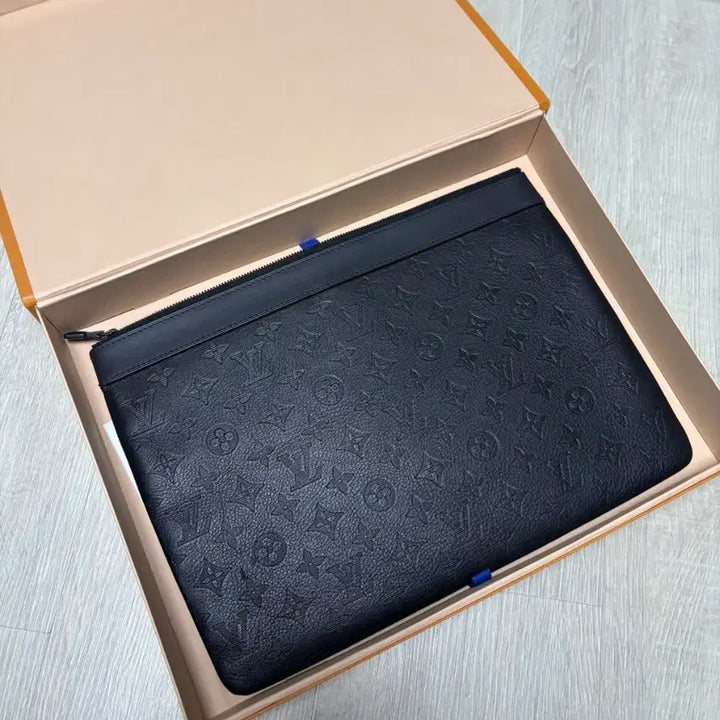 [BUNJANG] Louis Vuitton Shadow Clutch / 루이비통 쉐도우 클러치