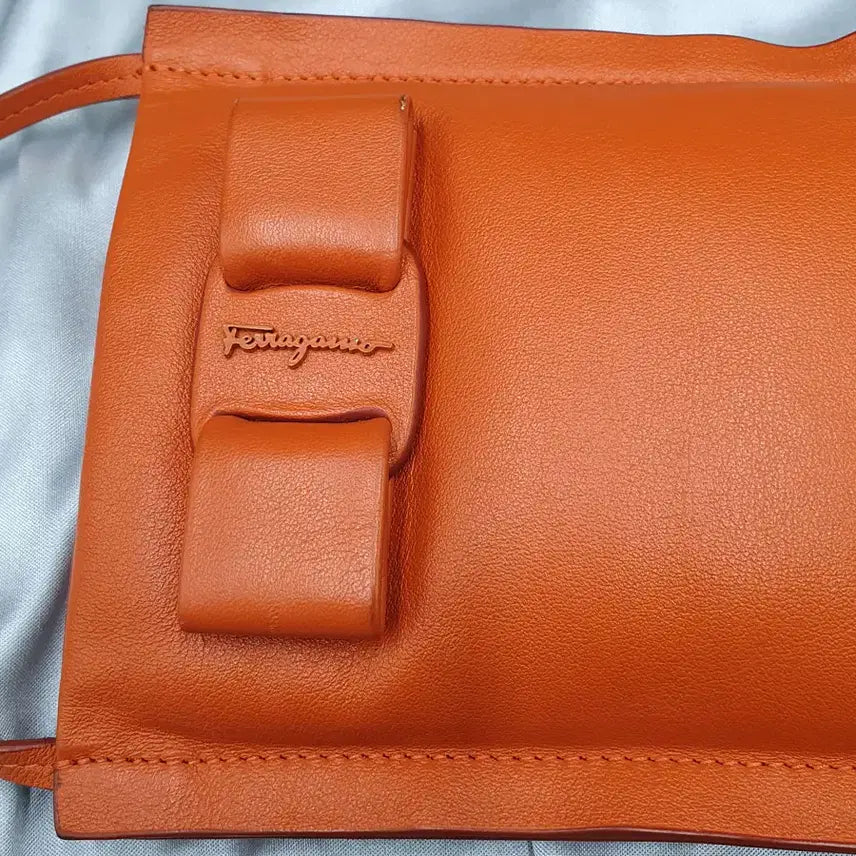 [BUNJANG] Ferragamo Mini Phone Crossbody Bag / 페라가모 미니 폰 크로스백 중고 가방 은피아노