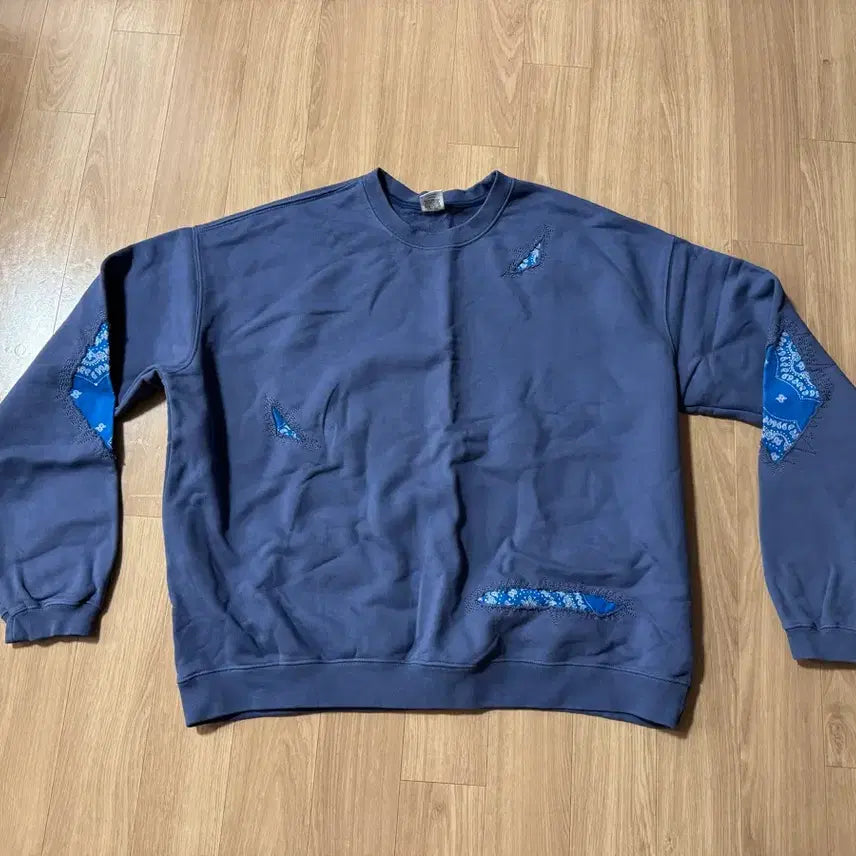 [BUNJANG] Blackout Bandana Sweatshirt Blue L / 블랙아웃 반다나 스웻셔츠 블루 L